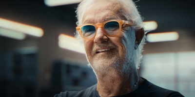 Flavio Briatore mit oranger Sonnenbrille im Portrait in der Doku Schumacher '94