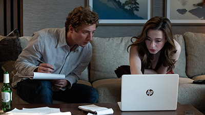 Jeff Horwitz (Jeremy Allen White) und Frances Haugen (Mikey Madison) untersuchen die Beweise in THE SOCIAL RECKONING. (c) Sony Pictures