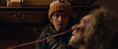 Austin Abrams als Bryan beobachtet wie ein toter Zombie weiter mutiert