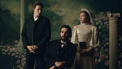 Fotospot mit blumigen Hintergrund aus der Netflix Serie East of Eden mit Florence Pugh, Joseph Zada und Christopher Abbott