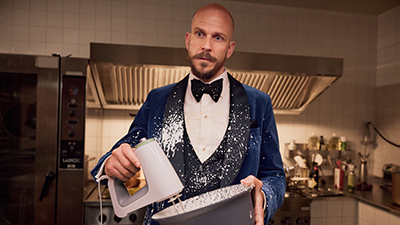Gustaf Skarsgård mit Mixer in der Küche
