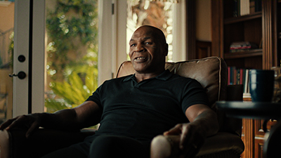 Mike Tyson in einer Interviewsituation zuhause