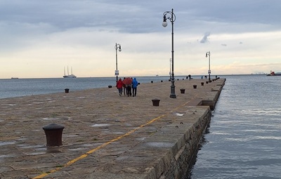 Der Molo Audace, ein über 200 Meter langer Steg, befindet sich direkt gegenüber der Piazza Unita.