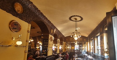 Im Caffé San Marco ist die Jugendstileinrichtung bis heute erhalten.