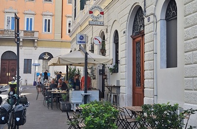 Die einfache Osteria Salvagente mit Blick auf den Gastgarten.