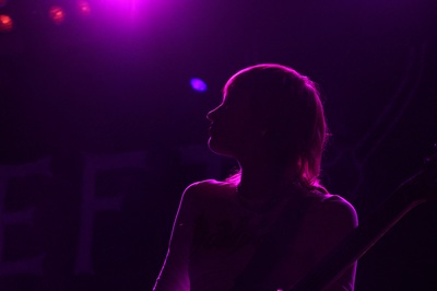 Frau im violetten Gegenlicht