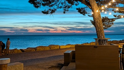 Strandbar beim Barcola Strand in Triest, Blick auf das Meer und die Abenddämmerung