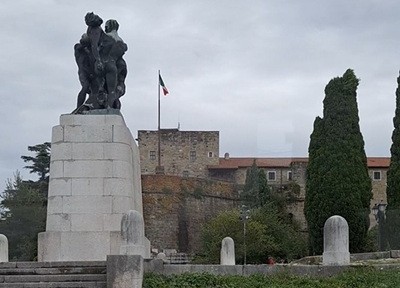 Statuen und Bäume zieren den Eingangsbereich des Castello di San Giusto