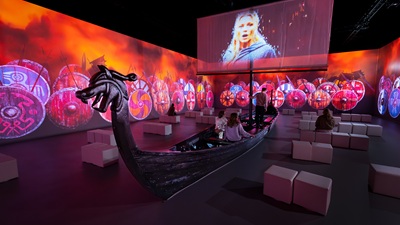 Wikingerschiff mit Frau auf dem Segel projiziert in einem 360 Grad Projektionsraum