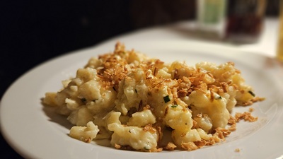 Käsespätzle auf einem weißen Teller