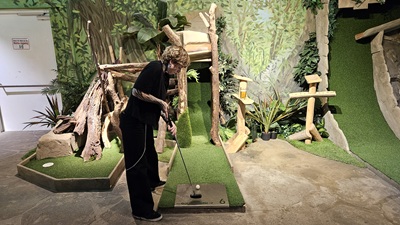 Frau spielt bei einer Dschungel Bahn in der Maya Welt von Golfrausch