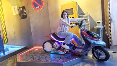 Frau auf Motorrad auf einer Minigolfbahn von Golfrausch in Wien.