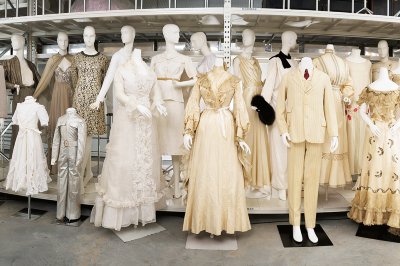Mannequins mit Kleidern