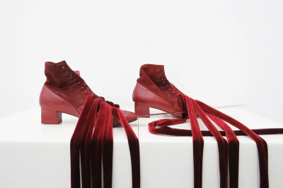 Rote Schuhe mit langen Stoffstreifen