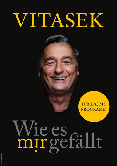 Das Plakat des Programms "Wie es mir gefällt" zeigt Andreas Vitasek im Porträt vor schwarzem Hintergrund.