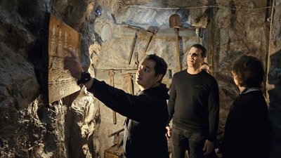 Zwei Männer und eine Frau in einem Bergstollen Schacht, der in Wahrheit das Escape Game Going Underground ist.