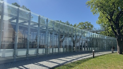 Das Museum des Friedensdenkmals / Mohyla myru in Prace mit der 2025 errichteten Glasfassade, im Hintergrund die Aussichtsplattform.